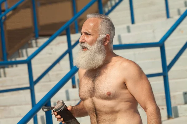 Petite Pause Homme Âgé Assoiffé Vêtements Sport Détendre Après Entraînement — Photo