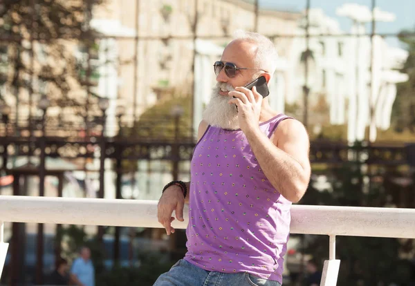 Homme Âgé Mode Utilisant Smartphone Dans Centre Ville Plein Air — Photo