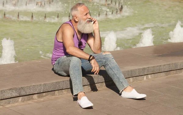 Hombre Mayor Moda Utilizando Teléfono Inteligente Centro Ciudad Aire Libre —  Fotos de Stock