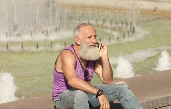 Homme Âgé Mode Utilisant Smartphone Dans Centre Ville Plein Air — Photo