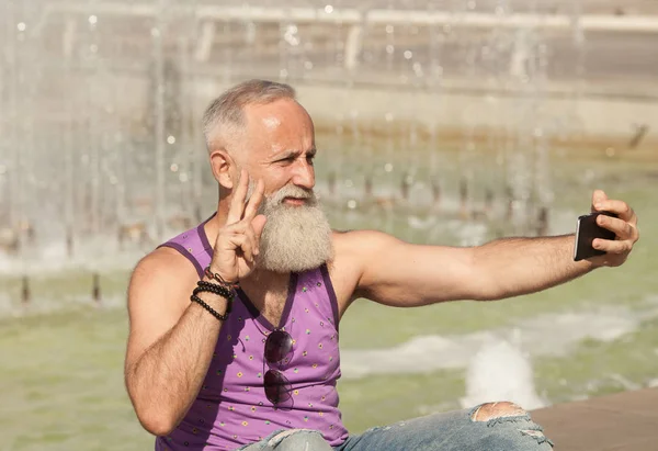 Jeune Homme Âgé Barbu Heureux Debout Plein Air Prendre Selfie — Photo