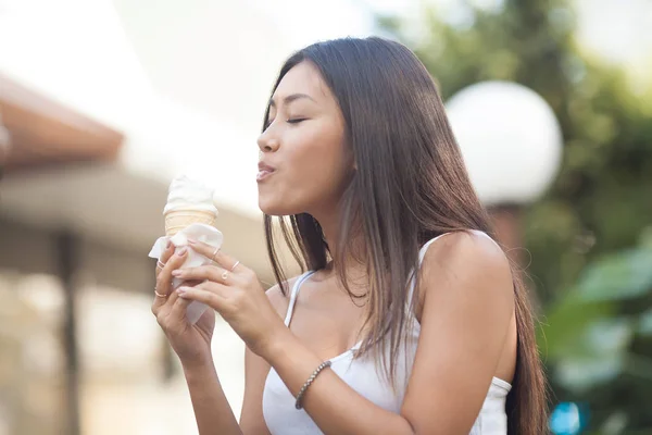 Heureux Jeune Sourire Asiatique Brunette Femme Manger Crème Glacée Sur — Photo