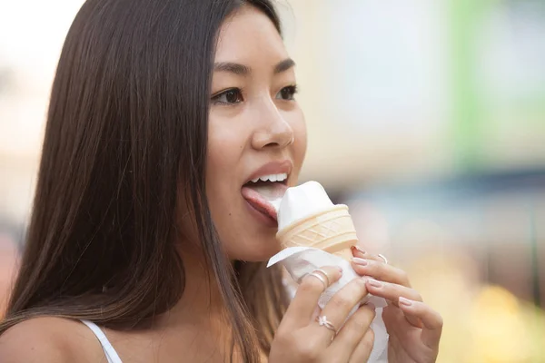 Fotos Mulher Asiática Comendo Sorvete Ficar Tempo Quente Felicidade Emocional — Fotografia de Stock