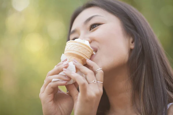 Fotos Mulher Asiática Comendo Sorvete Ficar Tempo Quente Felicidade Emocional — Fotografia de Stock