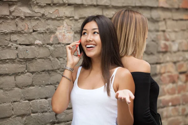 Portrét Mladé Krásné Asijské Ženy Směje Štěstí Tváří Chytrý Telefon — Stock fotografie