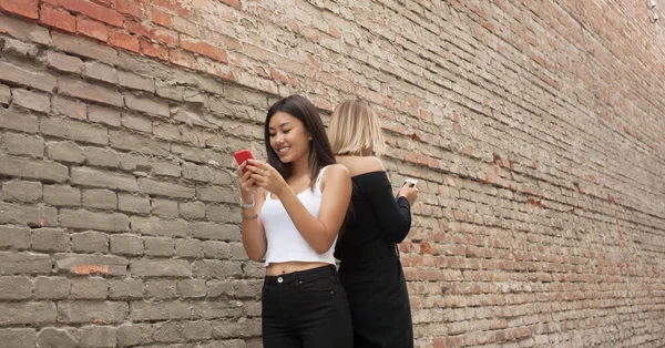 Genç Güzel Asyalı Kadın Ile Akıllı Telefon Kullanım Insanlar Hatta — Stok fotoğraf