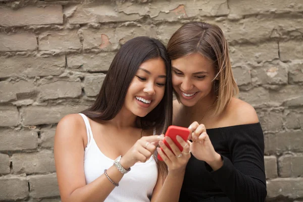 Two Happy Women Friends Sharing Social Media Smart Phone Outdoors — Stock Photo, Image