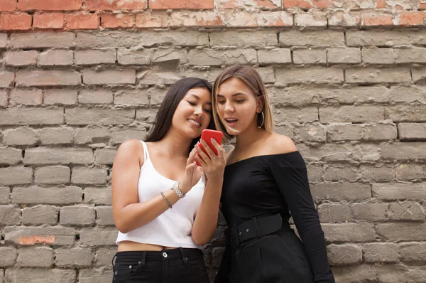 Dwie Szczęśliwe Przyjaciółki Dzielą Się Mediami Społecznościowymi Smartfonie Świeżym Powietrzu — Zdjęcie stockowe