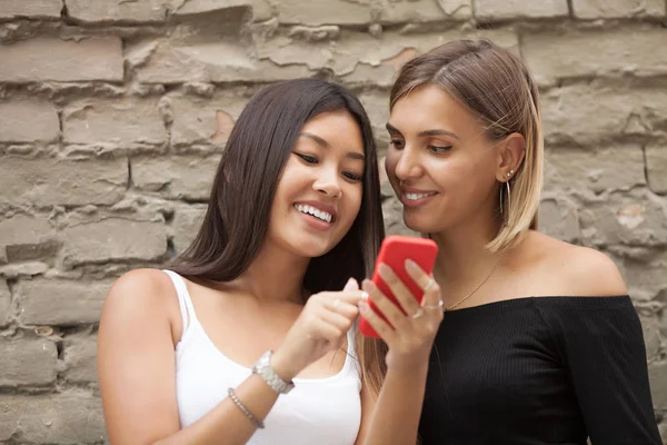 Två Glada Kvinnor Vänner Delar Sociala Medier Smart Telefon Utomhus — Stockfoto