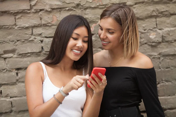 Två Glada Kvinnor Vänner Delar Sociala Medier Smart Telefon Utomhus — Stockfoto