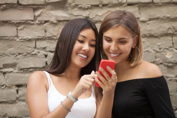 Twee Gelukkige Vrouwen Vrienden Delen Van Sociale Media Een Smartphone — Stockfoto