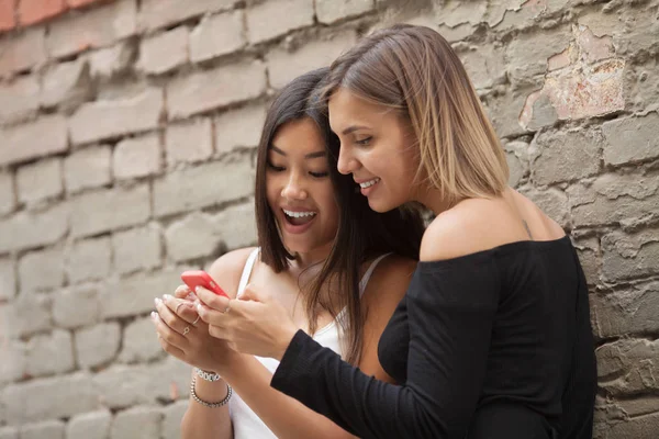 Två Glada Kvinnor Vänner Delar Sociala Medier Smart Telefon Utomhus — Stockfoto