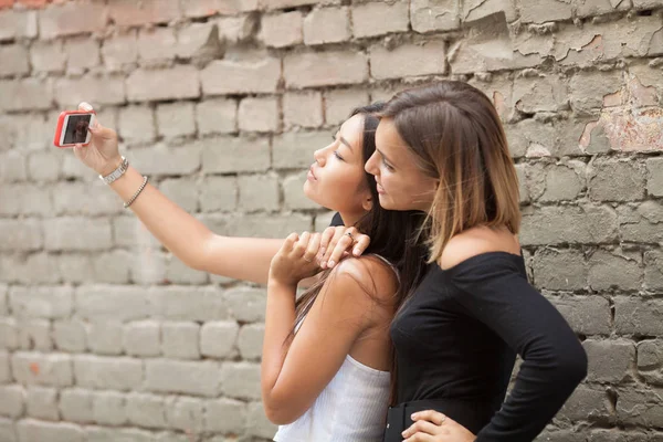 Two Young Female Friends Taking Picture Themselves Smart Phone Selfie — Stock Photo, Image