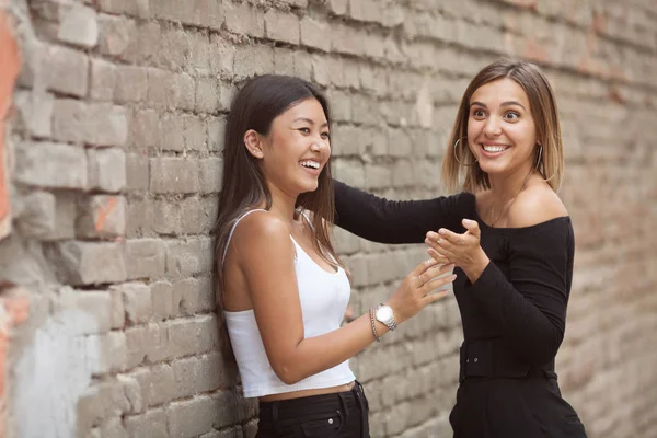 Mujeres Lesbianas Lgbt Pareja Momentos Felicidad Mujeres Lesbianas Unen Aire — Foto de Stock