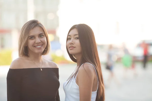 Dos Mujeres Jóvenes Abrazándose Aire Libre Chica Asiática Mirando Cámara — Foto de Stock