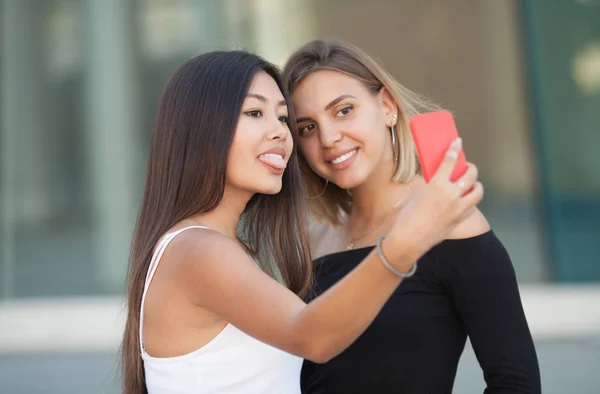 Two Young Female Friends Taking Picture Themselves Smart Phone Selfie — Stock Photo, Image