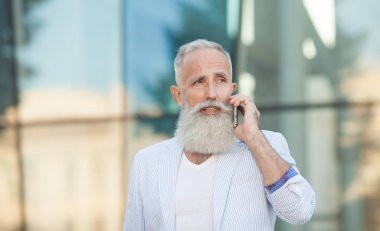 Komuta sizde cep telefonu iletişim bağlantı teknolojisi kavramı