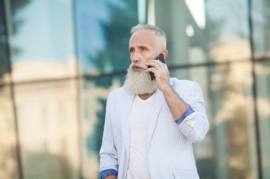 Komuta sizde cep telefonu iletişim bağlantı teknolojisi kavramı