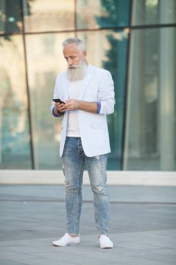 Komuta sizde cep telefonu iletişim bağlantı teknolojisi kavramı