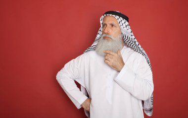 Soru, çok karışık fikir hakkında üst düzey Arap adam ciddi bir yüz düşünme