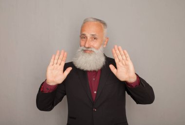 Bravo! Gösteren keyifli emin serin mutlu mutluluk neşeli heyecanlı Büyükbaba portresi kapatın 