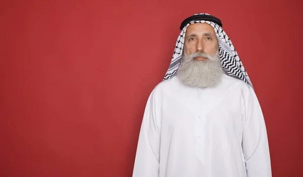 Schöner Muslimischer Mann Präsentiert Leeren Raum Isoliert Auf Rot — Stockfoto