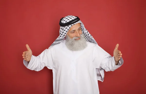 Bärtiger Älterer Muslimischer Mann Präsentiert Leeren Raum Isoliert Auf Rot — Stockfoto