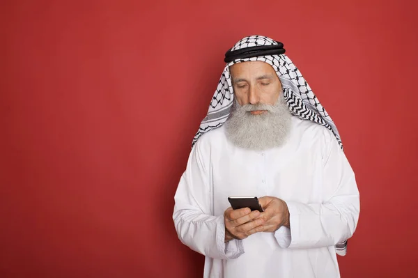 Retrato Empresário Árabe Vestindo Roupas Islâmicas Fazendo Telefonema Estúdio Isolado — Fotografia de Stock