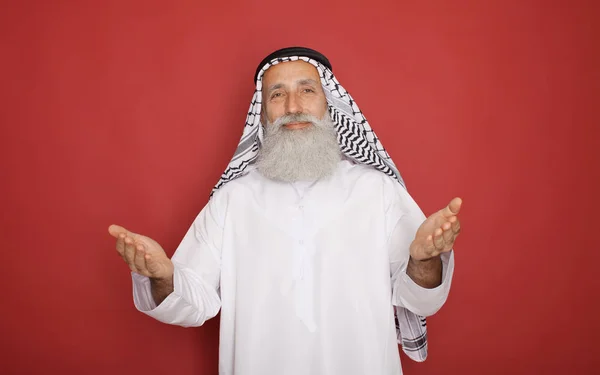 Bearded Senior Muslim Man Presenting Empty Space Isolated Red — Stock Photo, Image