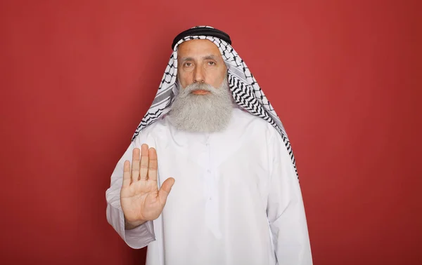 Velho Homem Saudi Árabe Barbudo Gesticulando Parar Com Mão Isolada — Fotografia de Stock