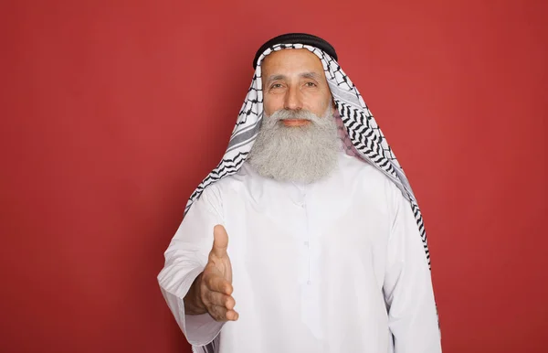 Retrato Velho Empresário Árabe Barbudo Vestindo Roupas Tradicionais Oferecendo Mão — Fotografia de Stock