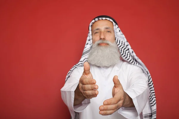 Retrato Velho Empresário Árabe Barbudo Vestindo Roupas Tradicionais Oferecendo Mão — Fotografia de Stock