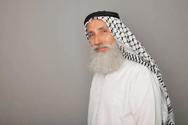 Velho Homem Barbudo Feliz Árabe Idoso Sênior — Fotografia de Stock