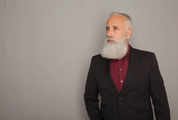 Homem Sênior Sério Com Barba Branca Terno — Fotografia de Stock