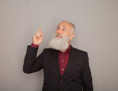 Bir fikir olan ve kopya alanı parmak işaret yaşlı sakallı işadamı heyecanlı