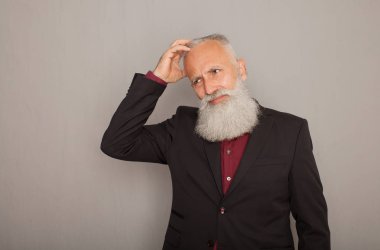 Yaşlı adam onun tapınaklar baskıcı ağrı ile tutarak. Baş ağrısı ile üst düzey iş adamı.