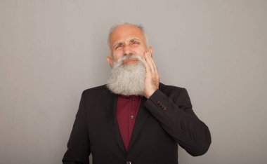 Korkunç diş ağrısı olan sakallı üst düzey adam portresi