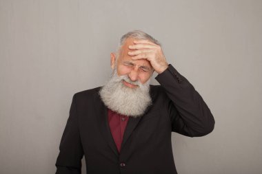 Yaşlı adam onun tapınaklar baskıcı ağrı ile tutarak. Baş ağrısı ile üst düzey iş adamı.