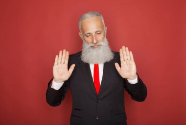 Bravo! De kırmızı zemin üzerine başka bir şey gösteren hoş emin serin memnun mutluluk neşeli heyecanlı Büyükbaba portresi kapatın.