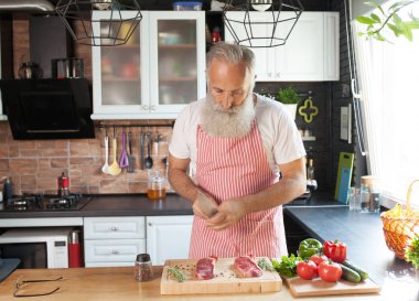 sakallı komuta sizde onun mutfak tarihinde biftek pişirme.