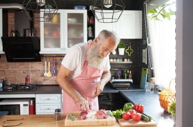 sakallı komuta sizde onun mutfak tarihinde biftek pişirme.