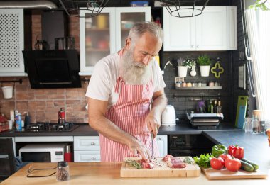 sakallı komuta sizde onun mutfak tarihinde biftek pişirme.