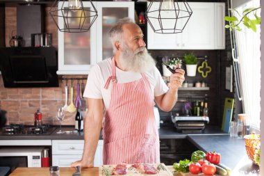 sakallı komuta sizde onun mutfak tarihinde biftek pişirme.