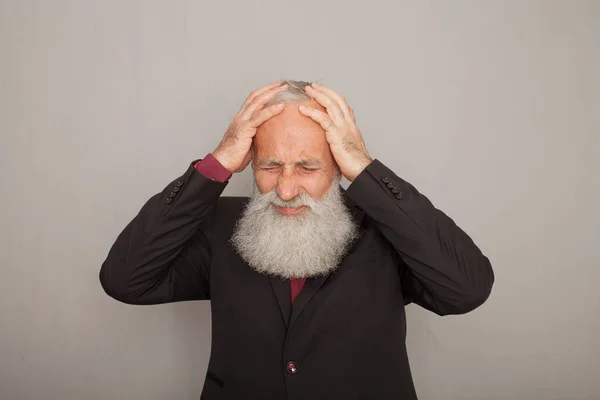 Viejo Sosteniendo Sus Sienes Con Dolor Opresivo Hombre Negocios Inferior — Foto de Stock
