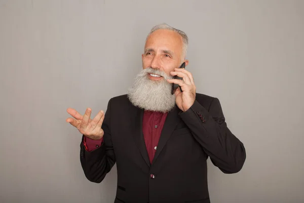 Estúdio Tiro Feliz Empresário Barbudo Sênior Sorrindo Usar Telefone Celular — Fotografia de Stock