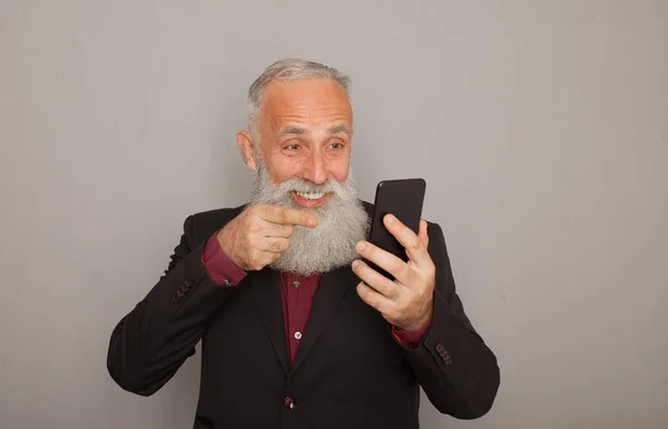 Estúdio Tiro Feliz Empresário Barbudo Sênior Sorrindo Usar Telefone Celular — Fotografia de Stock