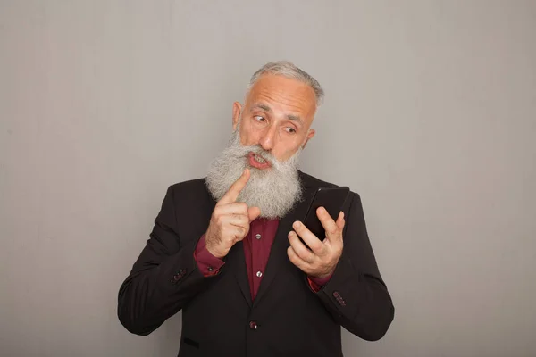 Anciano Pensativo Hablando Por Teléfono Hombre Maduro Teniendo Una Conversación — Foto de Stock