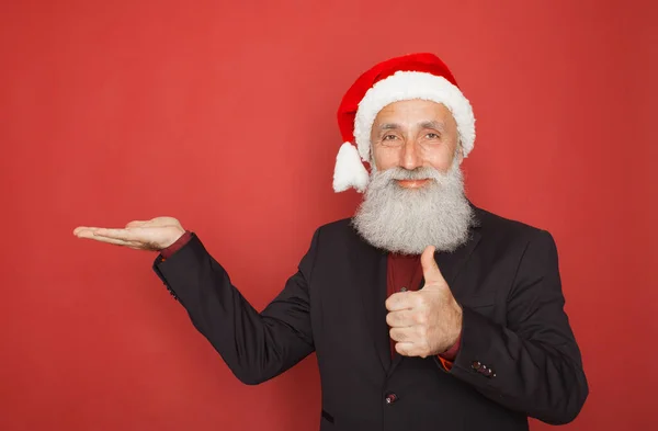 Homem Negócios Atraente Santa Hat Mostrando Espaço Branco Cópia Acima — Fotografia de Stock