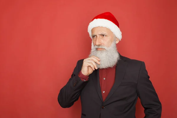 Velho Barbudo Chapéu Pai Natal Aponta Com Dedo Fundo Vermelho — Fotografia de Stock