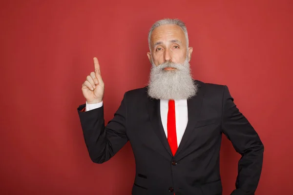 Copia Espacio Mano Barbudo Hombre Mayor Traje Corbata Apuntando Espacio — Foto de Stock